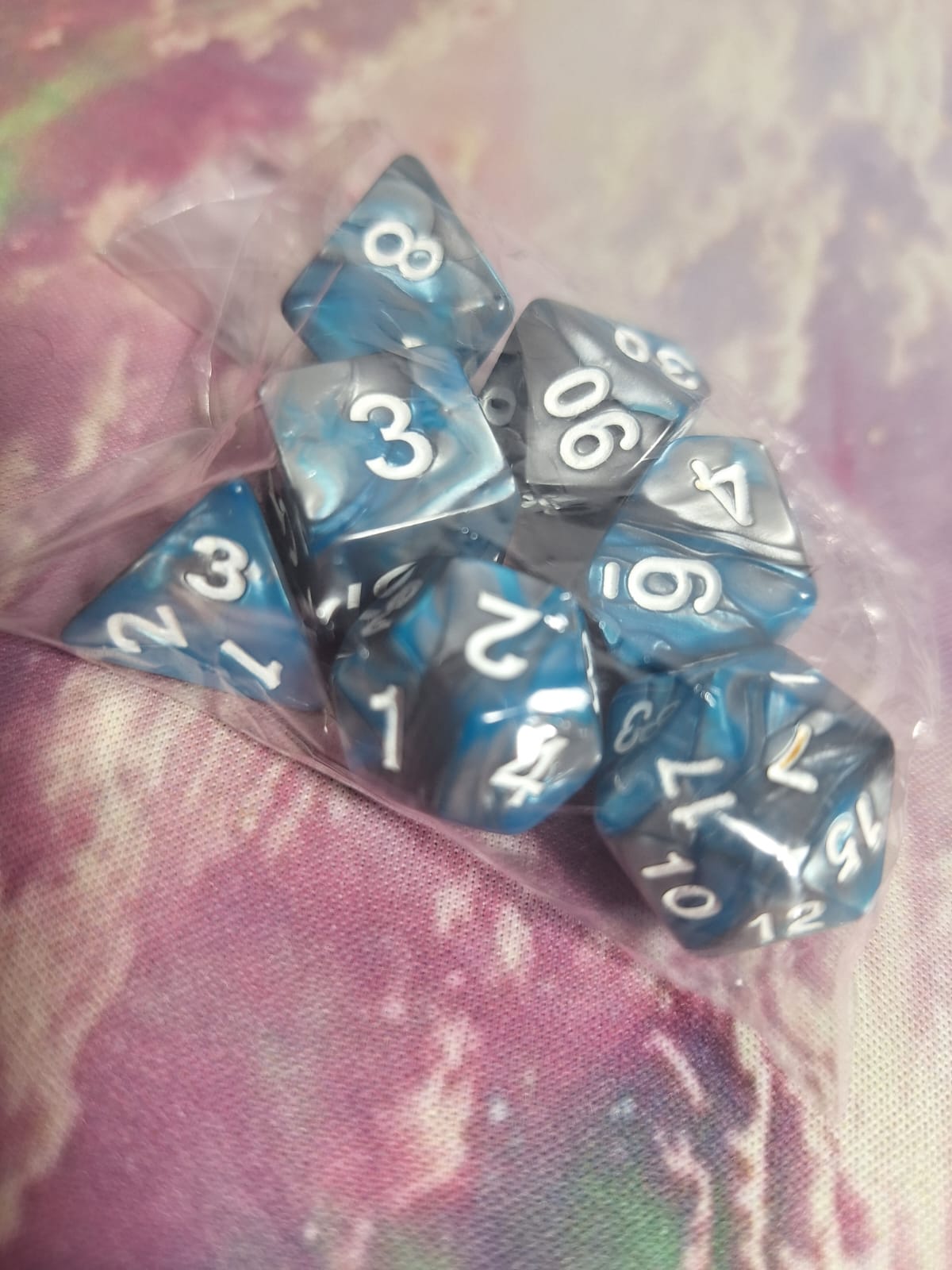 Set de Dados Celeste Plateado - Blanco